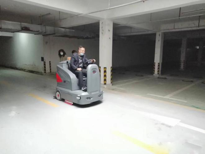 新余小区物业保洁不用人力改用驾驶式洗地机了